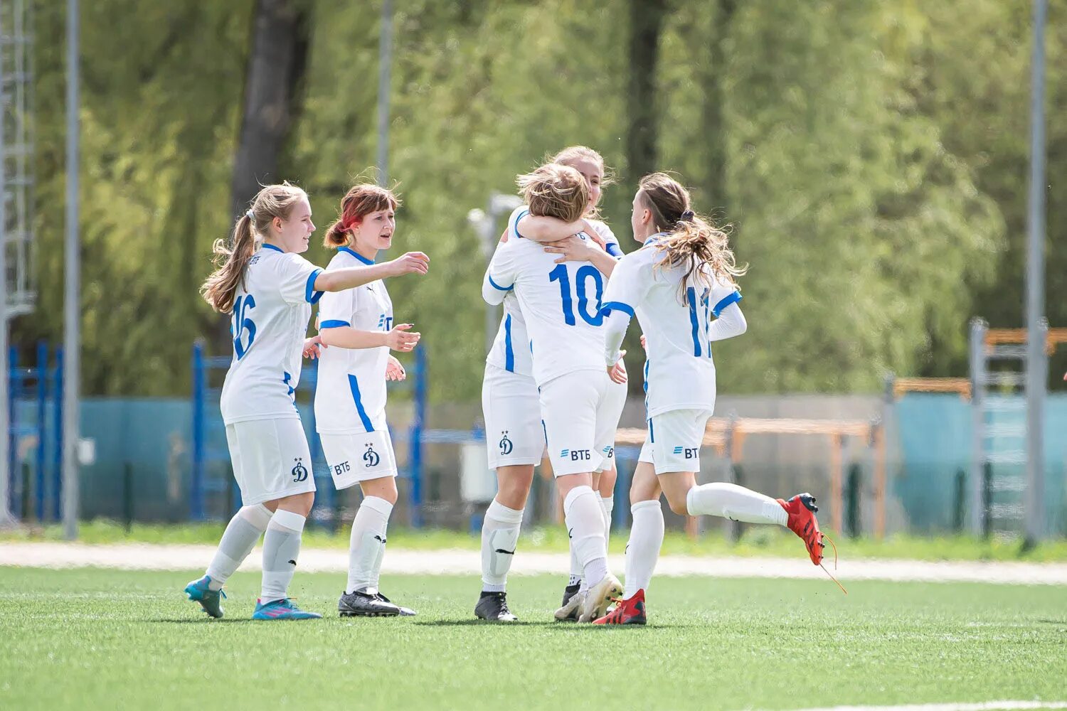 Динамо u-15. Женская футбольная команда. Женский футбольный клуб Динамо. Девочка Динамо.