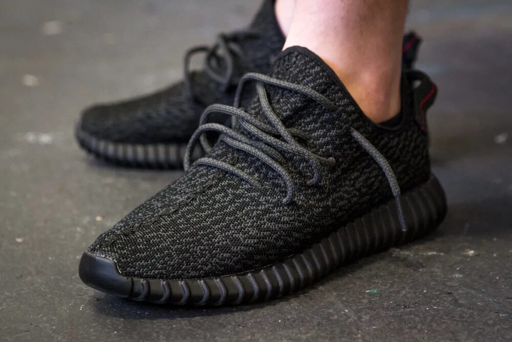 Как зашнуровать изики. Adidas Yeezy Boost 350. Adidas Yeezy Boost 350 v2 Black. Adidas Yeezy Boost шнуровка. Шнуровка adidas Yeezy Boost 350.