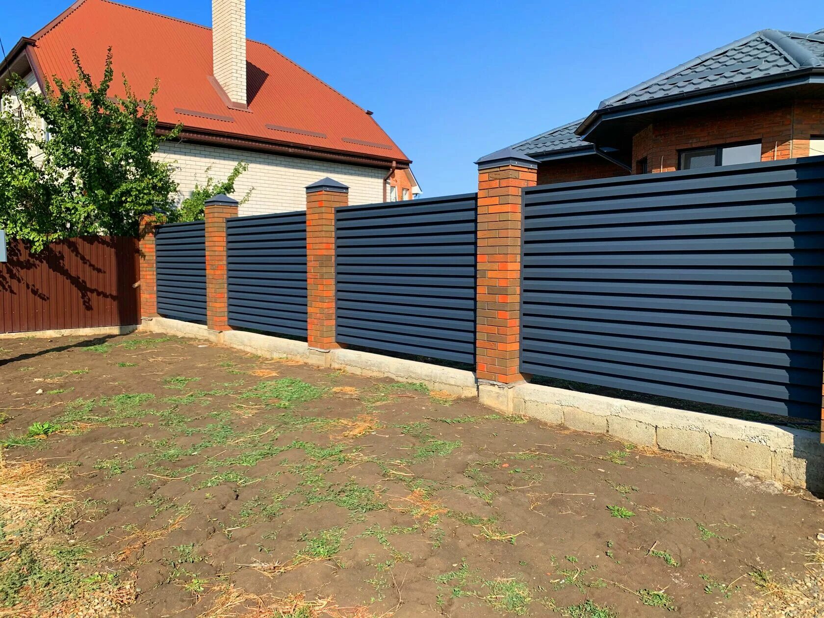 Ct174 ral 7024. Забор комбинированный из кирпича и штакетника. Вентилируемый забор. Винтовые столбы из кирпича. Установка заборов в кирсанове.