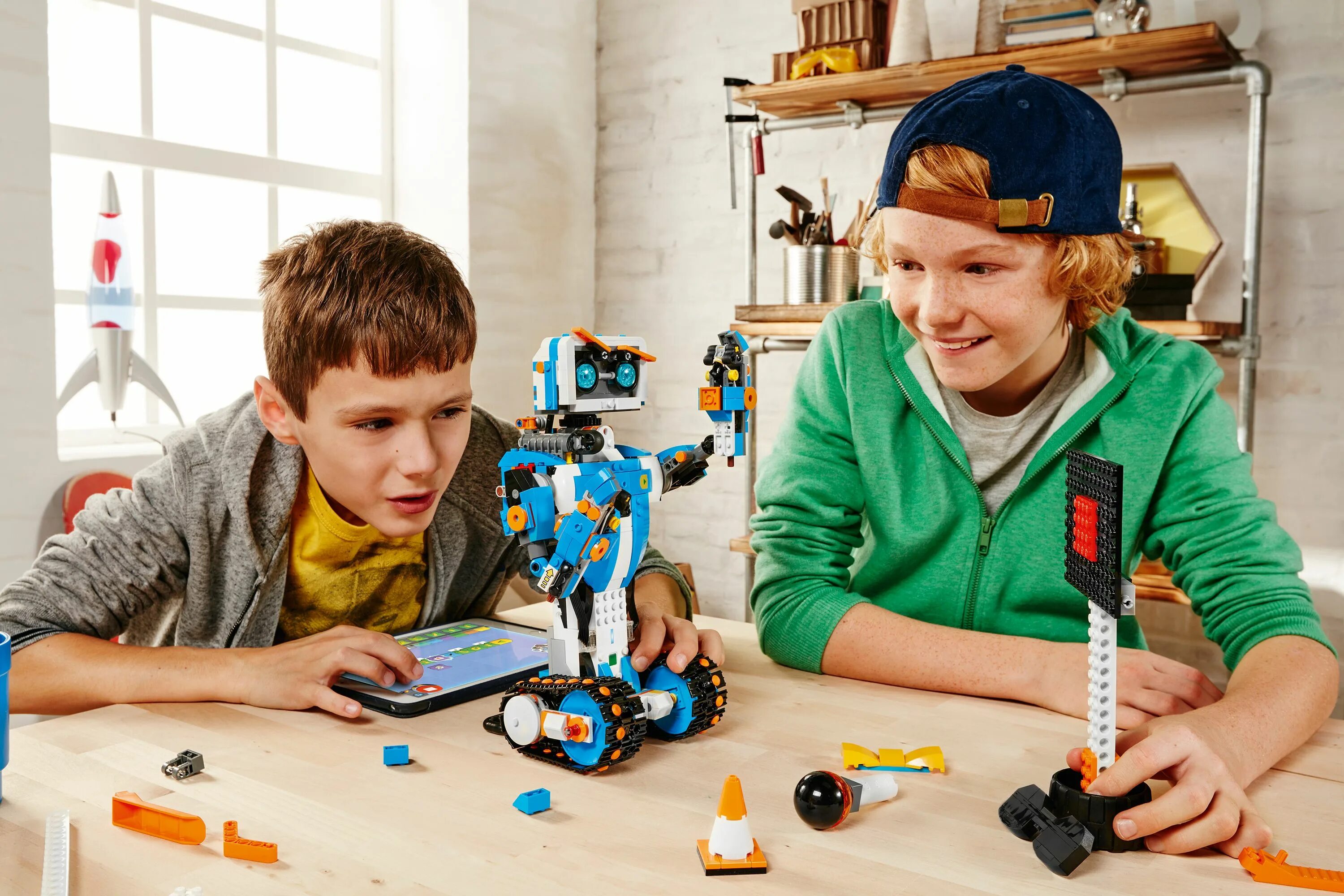 Робототехника новое хобби школьников. Робототехника для детей. Хобби для мальчиков. Подарок мальчику.