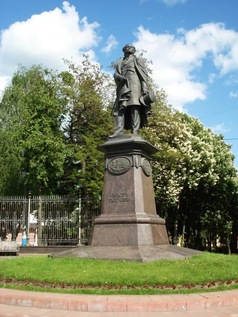 Памятник тютчеву брянск фото Площадь Партизан и Ленину, памятник Ф.И. Тютчеву, театр драмы в Брянске. DRIVE