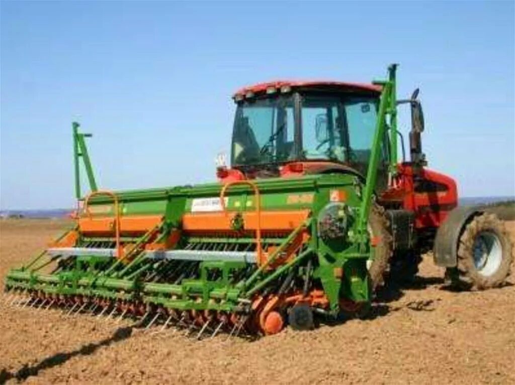 Зерно сеят. Сеялки сеют хлеб. Трактор с сеялкой. Трактор с сеялкой в поле. Сеялка сеет пшеницу.