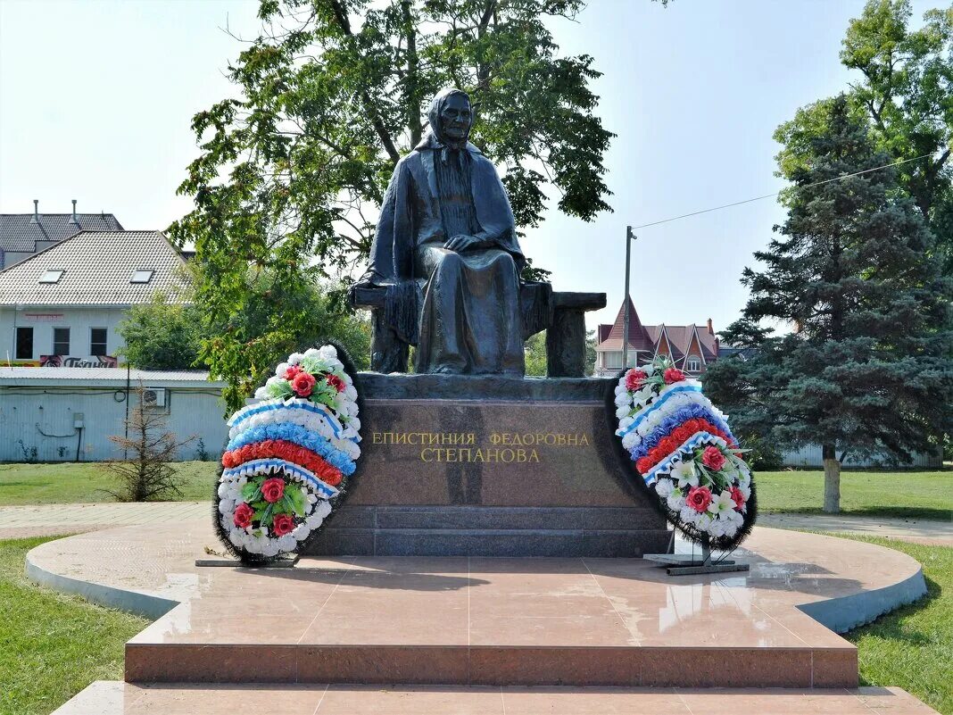 Памятники тимашевск. Памятник Епистинии степановой в Тимашевске. Епистиния фёдоровна Степанова памятник. Памятник Елестиния СТЕПАНТВНА. Тимашевск памятник матери степановой.