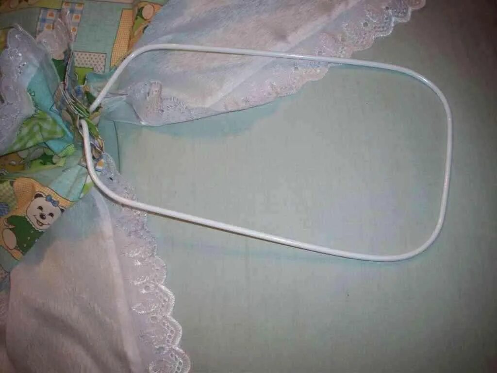 Балдахин из тюли. Кроватка детская с комодом и балдахином. Как одеть детский балдахин. Балдахин на детскую кровать простенький вариант. Как одеть балдахин на детскую кроватку.