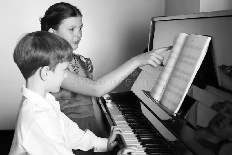 Фортепиано для детей. Your sister play the piano. Девочка за пианино с другом. Синтезатор в комнате. Руки пианиста вид сверху.