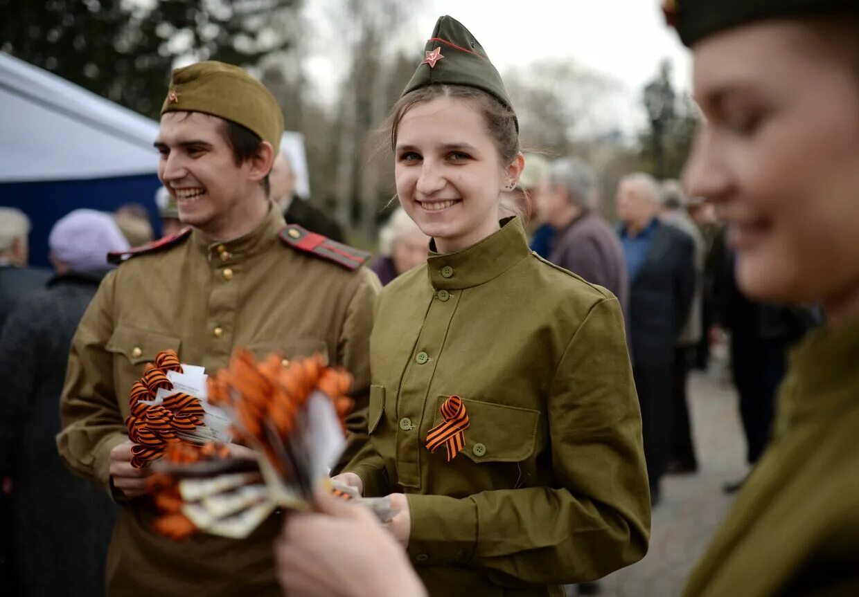 С днем Победы. Празднование дня Победы. Георгиевская лента молодежь. Георгиевская лента на человеке. Ведущий 9 мая