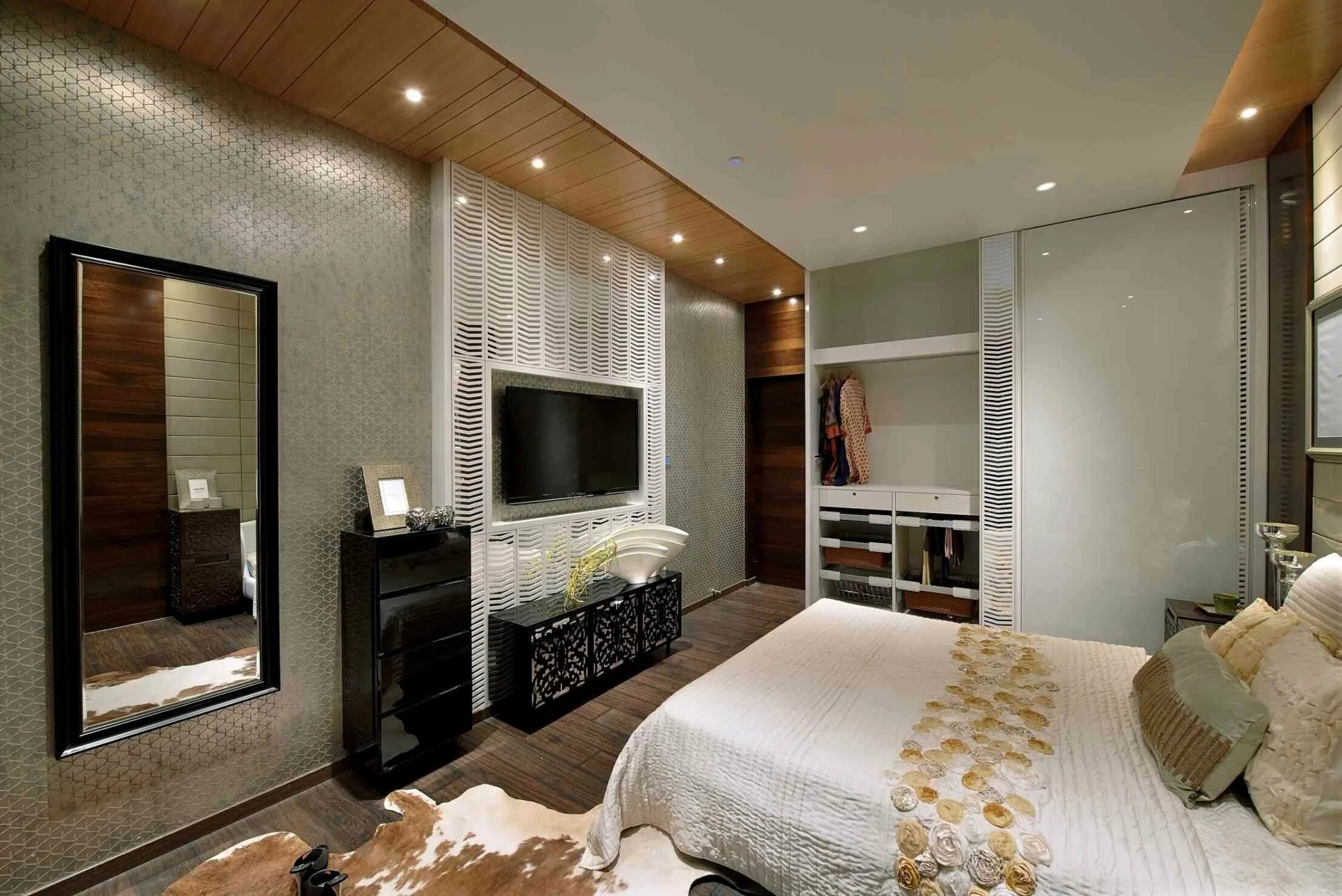 Интерьер спальни с телевизором. Интерьер спальни с телевизором на стене. Комната с телевизором. Телевизор напротив кровати в спальне. Интерьер спальни с телевизором.