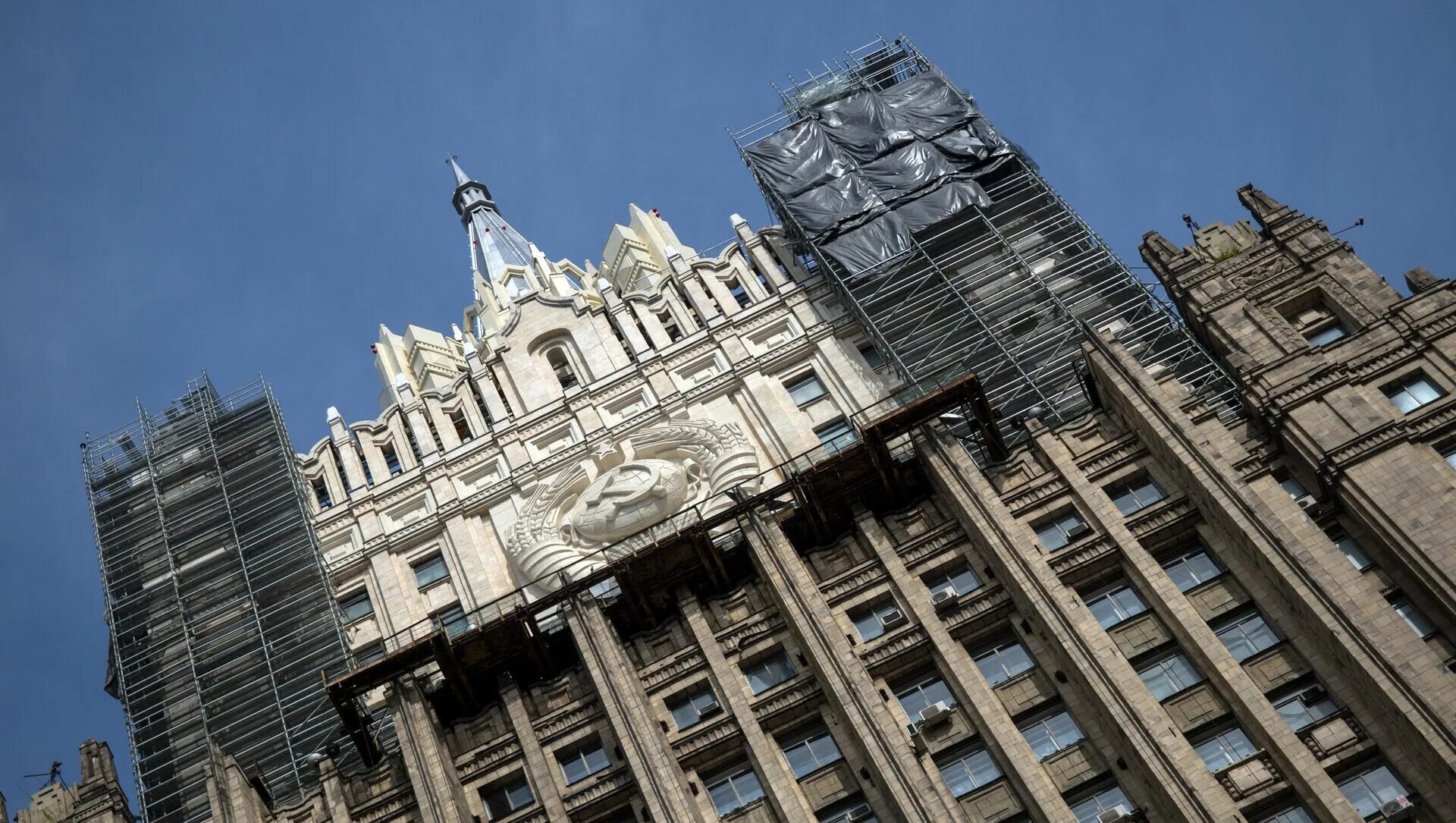 Создание мид. Мид рф здание. здание мид в москве. мид россии в 1992. здание министерства иностранных дел россии.