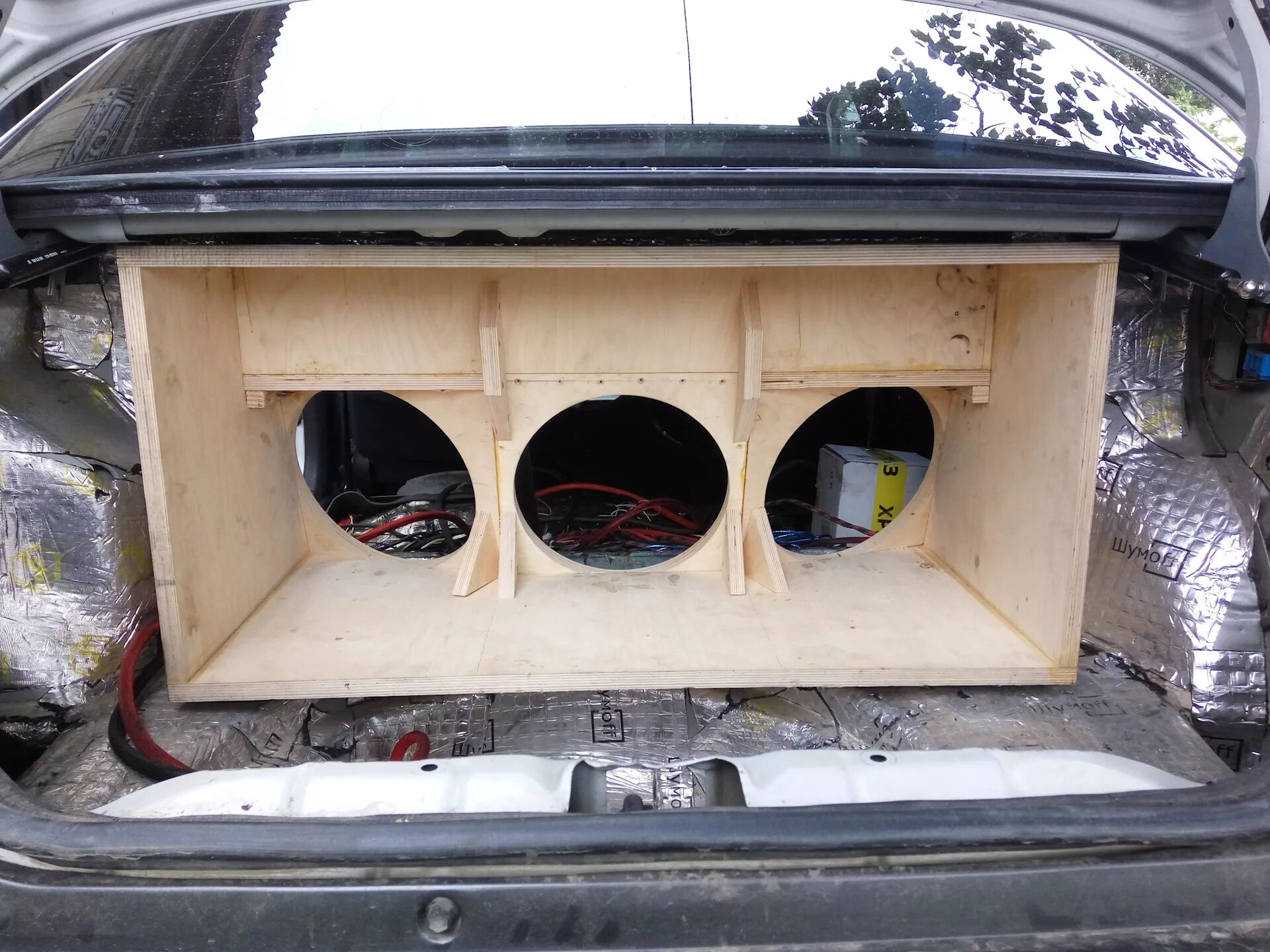 Сабвуфер в багажнике седана. Сабвуфер в полку поло седан. Сабвуфер в седан. 15 саб приора седан. Сабвуфер в седан.