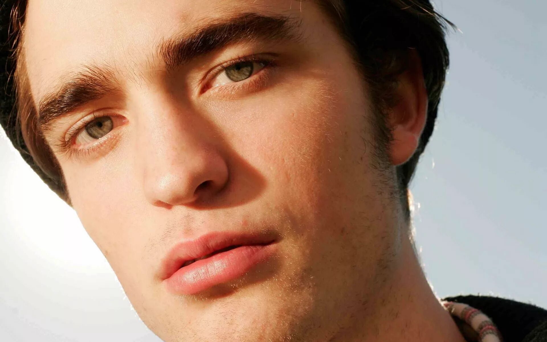 Тонкий нос у мужчины. Robert Pattinson скулы.