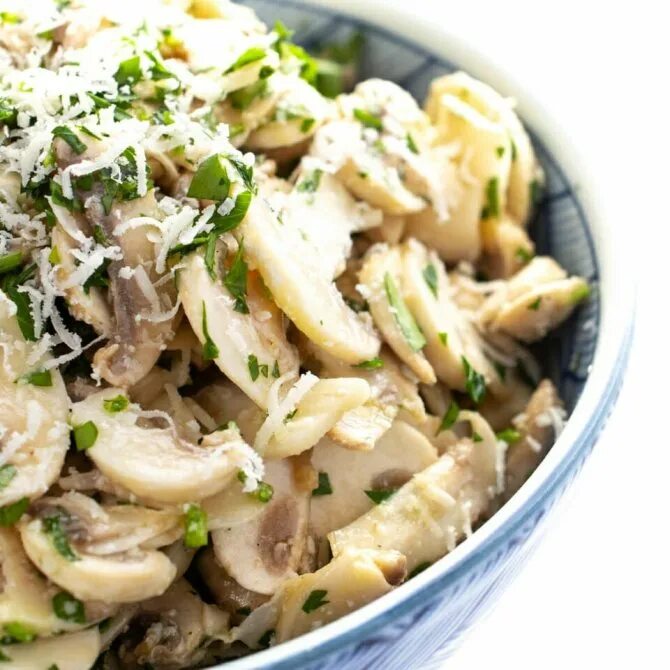 Рецепты с шампиньонами свежими. Грибной салат. Салат с грибами самый вкусный и простой. Салат с белыми грибами. Салат с шампиньонами самый простой и вкусный.