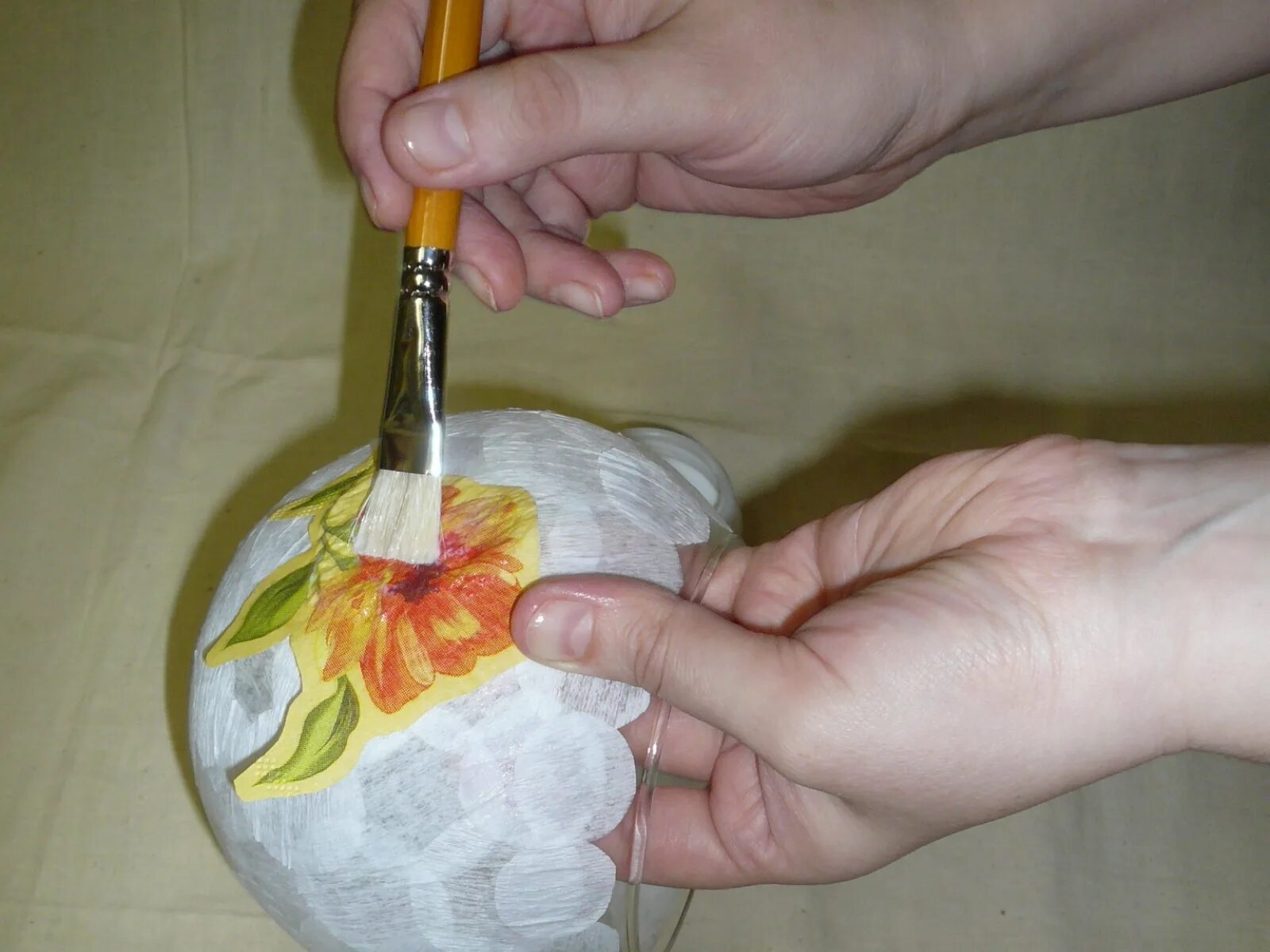 поделки из салфеток. декор вазы туалетной бумагой. декупаж салфетками для начинающих. декупаж на дереве салфетками. декупаж для начинающих из салфеток.