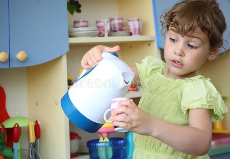 Кухонный вручит налита завидно. Чайник для детей. Кипяток чайник ребенок. Чайник с кипятком. Девочка наливает воду в чашку.