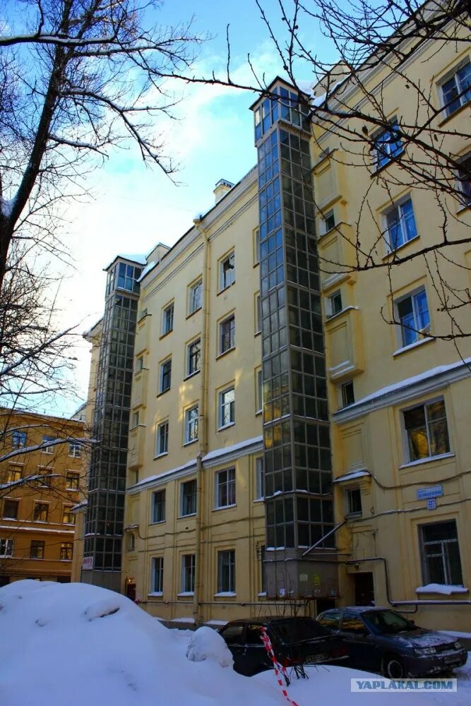 Кирпичная сталинская пятиэтажка. Пятиэтажка с лифтом в москве. Лифты наружный на пятиэтажках. Лифт в сталинке. Конюшковская ул 28.