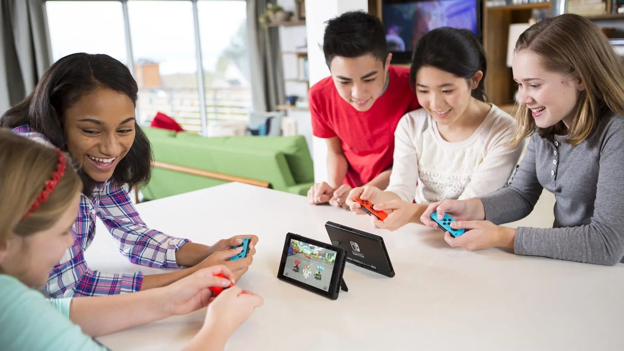 L am playing a game. Человек с нинтендо. люди играют в nintendo switch. playing nintendo switch. компания людей играет в настольную игру.