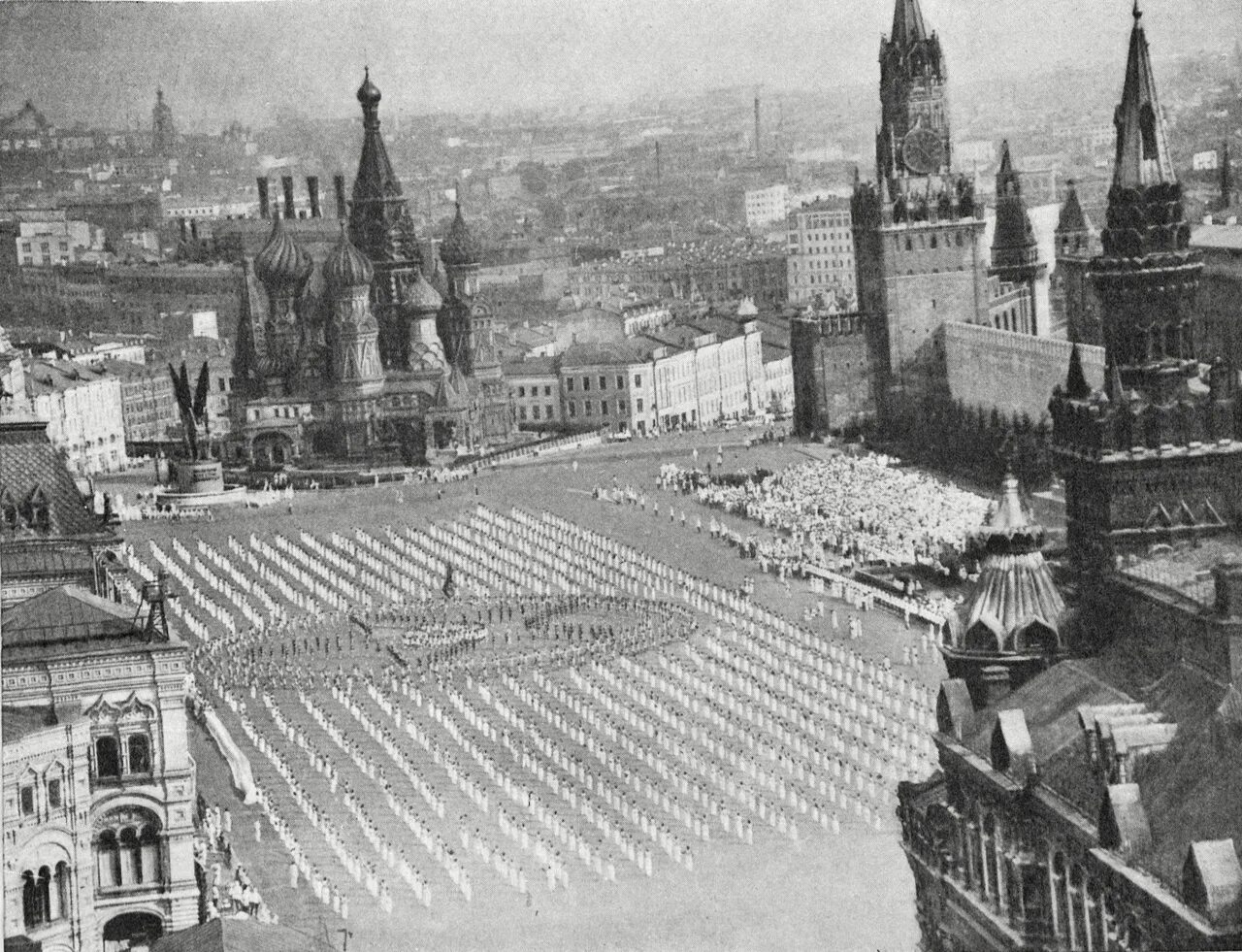 Москва стала столицей ссср в году. Москва красная площадь 1936. Москва красная площадь 1940. Парад 1936 на красной площади. Красная площадь СССР 1936.