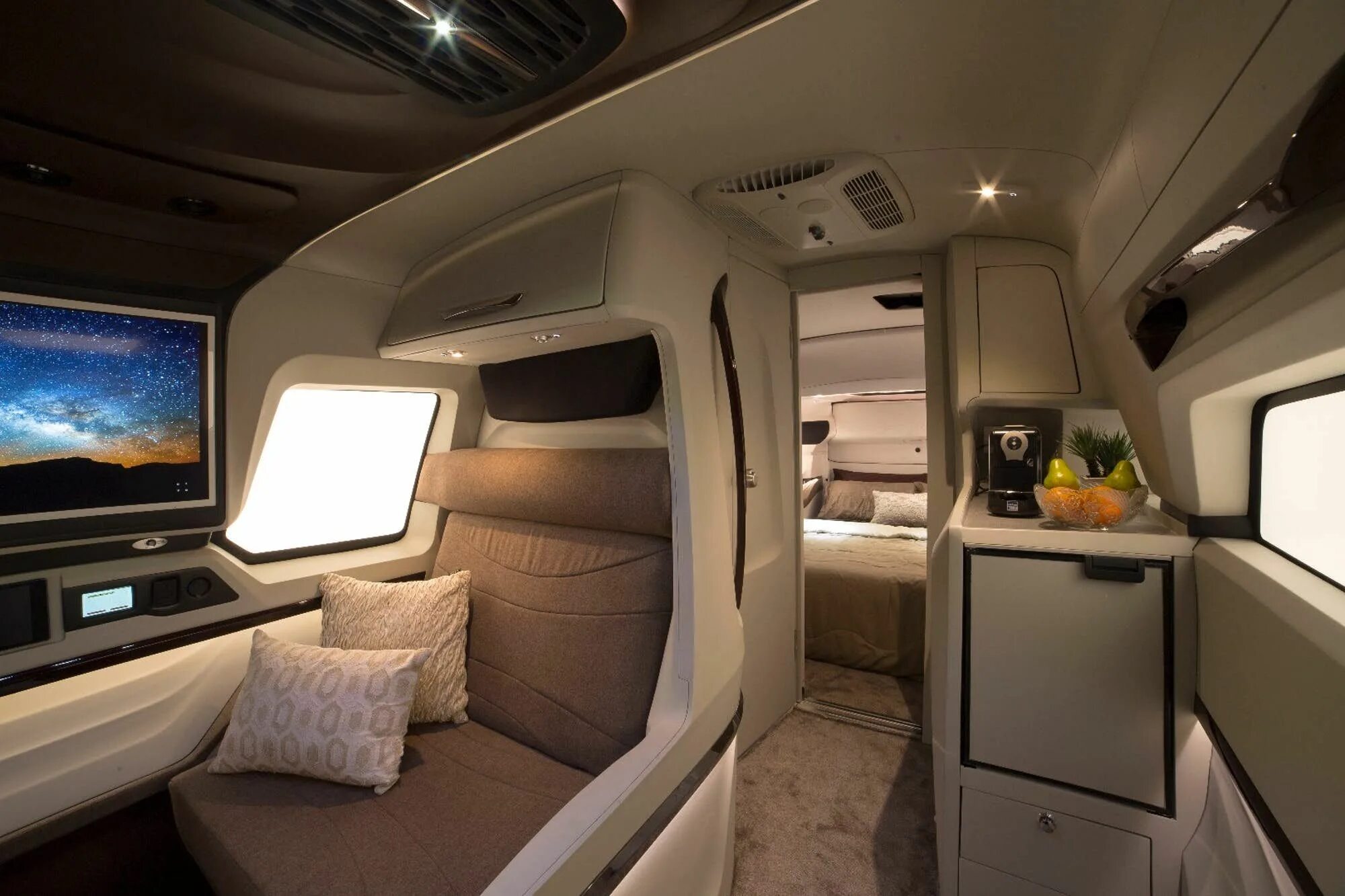Туристический автобус люкс. Мерседес бенц евро люкс автобус. Neoplan 122 автодом. Mercedes-benz sprinter. Кемпер автодом автобус.