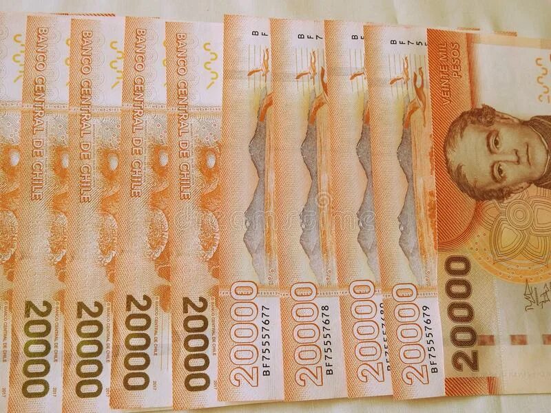 Чилийское песо купюры в руках