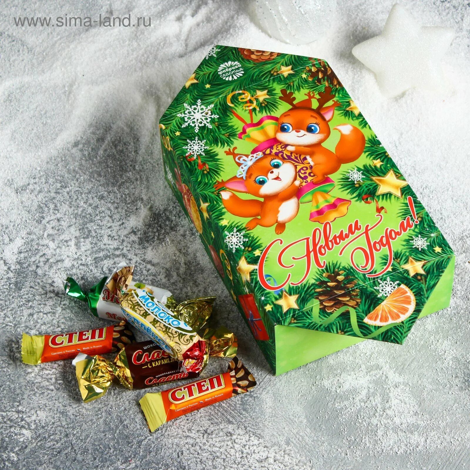 Новогодние сладости в коробке. Конфеты на нг. Новогодние подарки для детей сладкие. Набор конфет на новый год. Новогодние подарки конфеты.