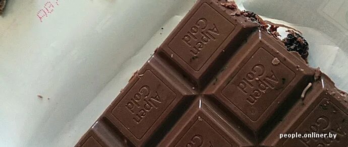 жировое поседение шоколада. червяки в шоколадных конфетах. шоколадные конфеты с червями. шоколадный моле.