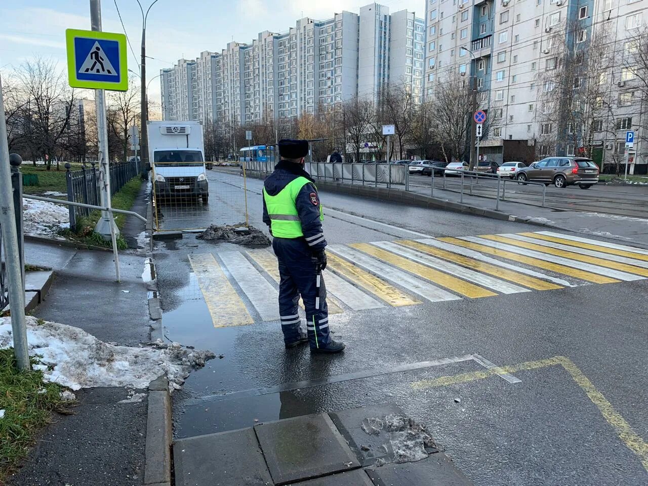 Водитель обязан пропустить пешеходов пересекающих проезжую часть. Пешеходы в Москве. Пешеходный переход в России. Профилактическое мероприятие перекресток. Пешеходы дороги Казань.