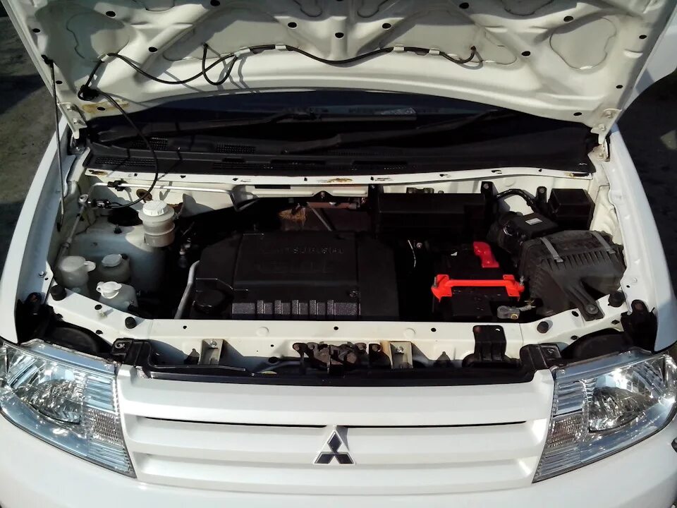 Двигатель митсубиси мираж динго. Mitsubishi dingo под капотом. мицубиси мираж под капотом. моторный отсек мираж динго митсубиси. митсубиси мираж 2001 под капотом.