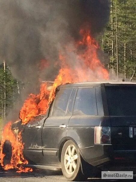 Сгоревшие рендж ровер спорт. Сгоревший range rover. Сгоревший рендж ровер. Взорванный рендж ровер. Range rover возгорание.