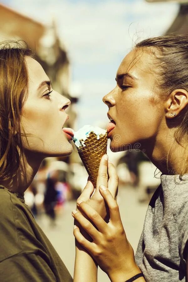 Two girls lick. Две девушки и мороженое. Две девушки едят мороженое. Девушка с мороженым. Две девушки с мороженым.
