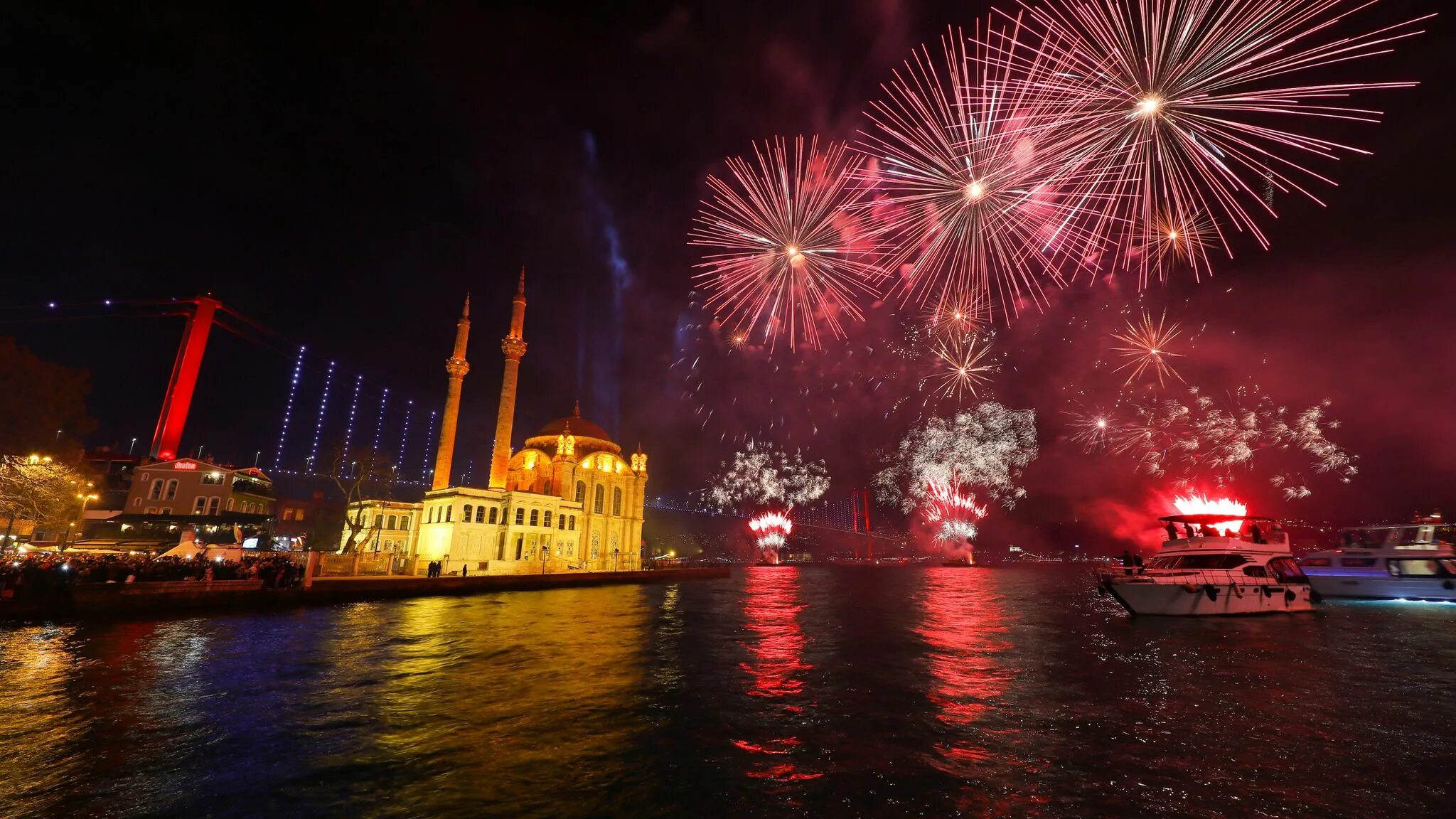 Праздники в стамбуле 2024. Стамбул новый год 2023 салют. Ортакёй Стамбул салют. Новогодний салют в Стамбуле. Новый год в Турции Босфор.