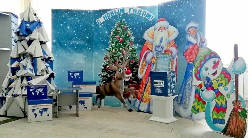 Новогодний стенд лео. Фотозона деда мороза. фотозона деда мороза новогодняя. фотозона с дедом морозом в детском саду. новогодний стенд.