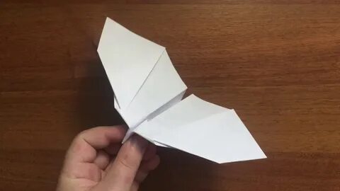 Оригами летучая мышь машет крыльями