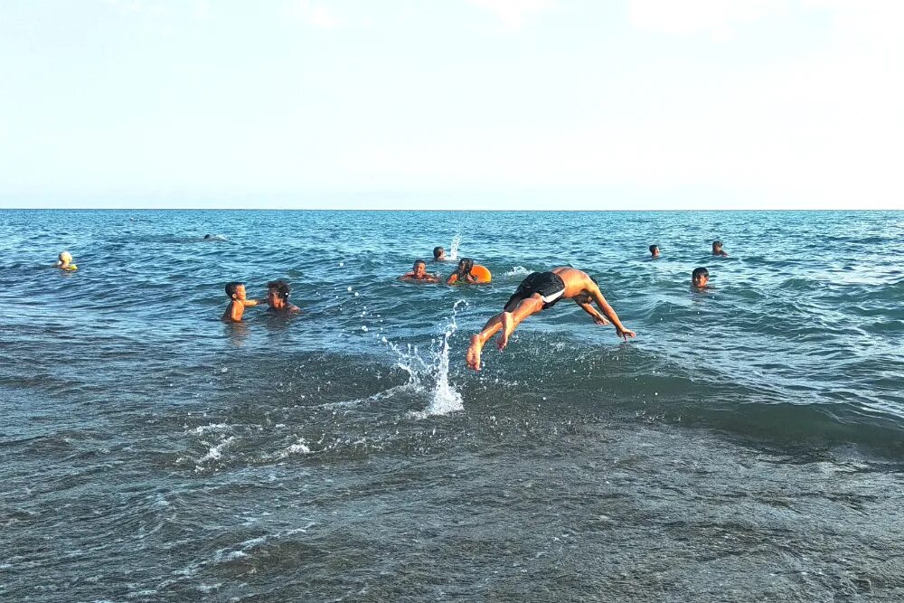 Черное море Пицунда. Отпуск на черном море. Серфинг в Абхазии. Отпуск в Абхазии. Абхазия ру новости