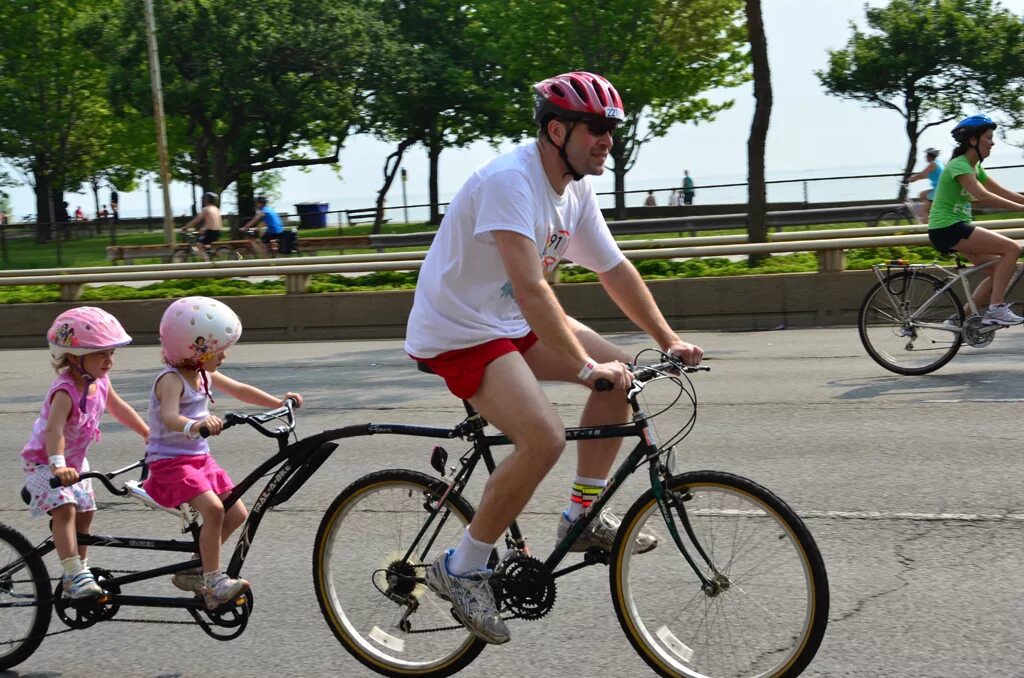 Велосипед для взрослого и ребенка. Дети с велосипедом. Велосипед для перевозки детей. Детский велосипед Тандем. Можно ли кататься на велике