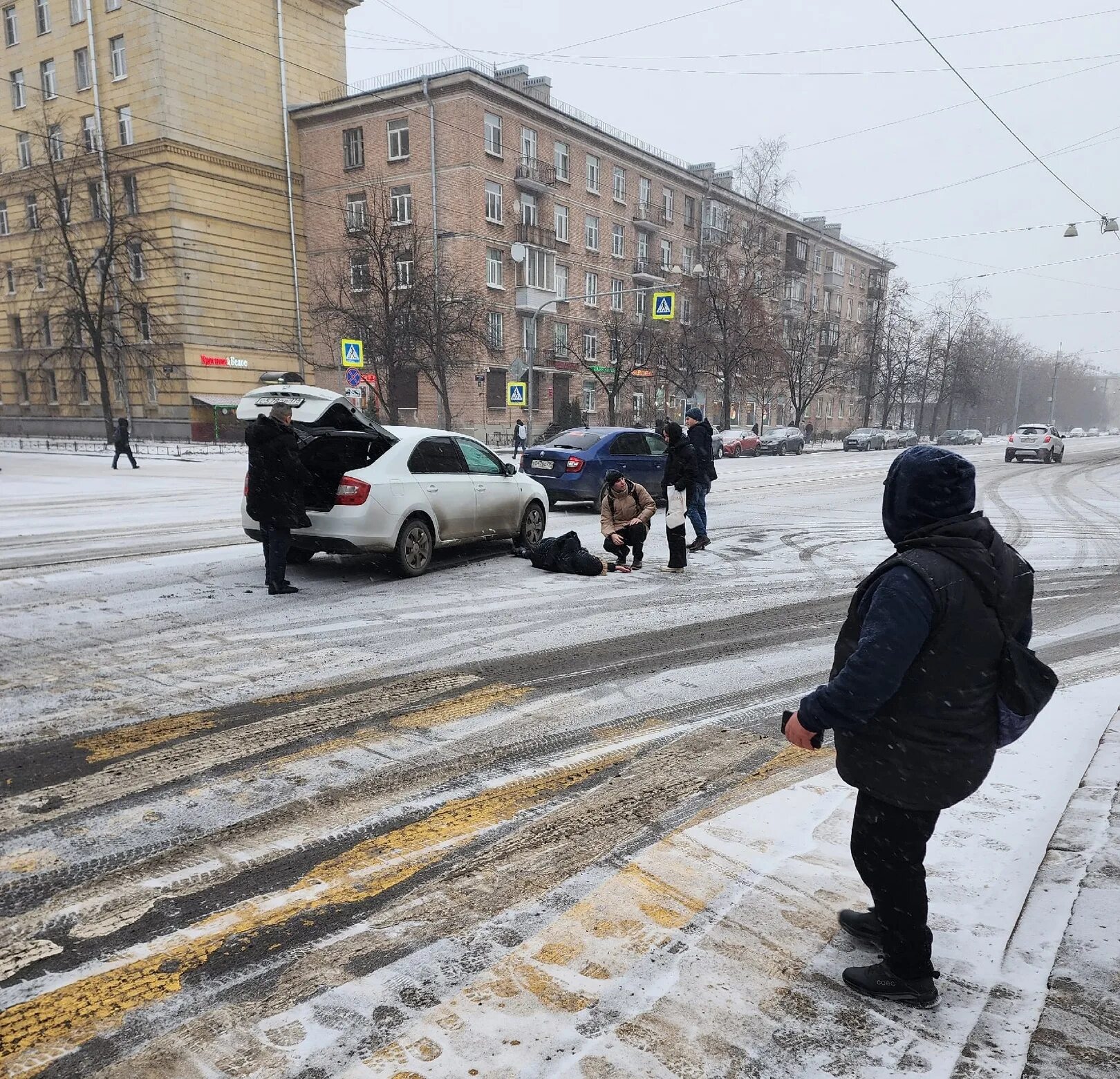 17 февраля 2015. Пешеходный переход. Пешеходный пешеход. Фотографии людей на улице. ДТП на пешеходном переходе зимой.