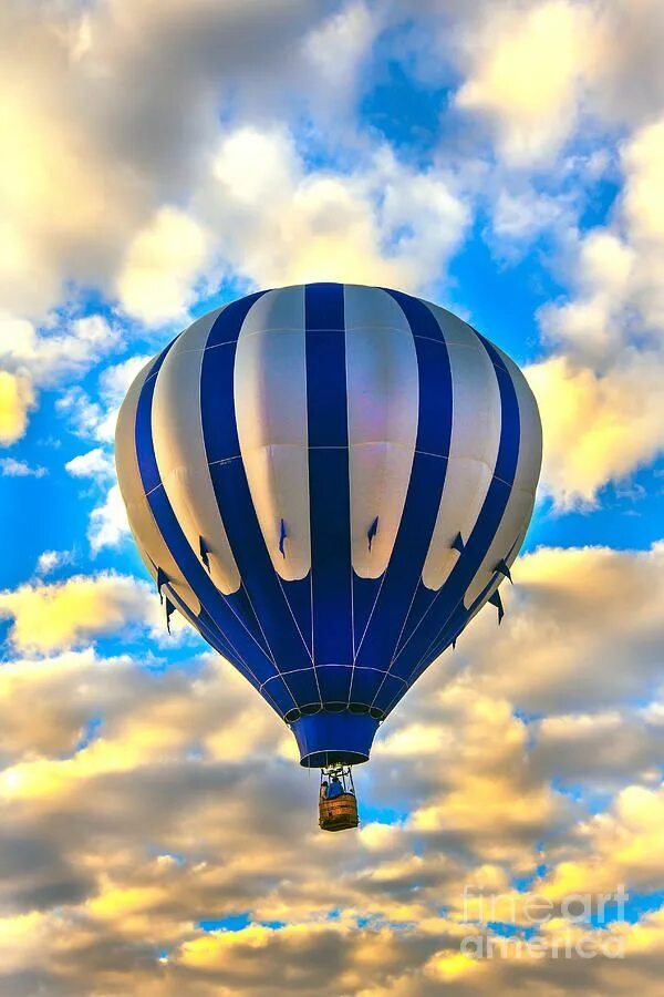 Картинки воздушный. Воздушный шар. Воздушный шар с корзиной. Воздушный шар в небе. Воздушные шары в небе.