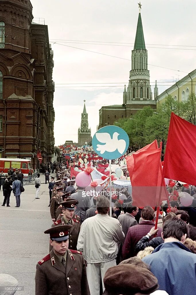 Что произошло 1 мая. 1 Мая 1990 красная площадь. Первомай парад СССР. Демонстрация 1 мая в СССР. Первомайская демонстрация на красной площади СССР.