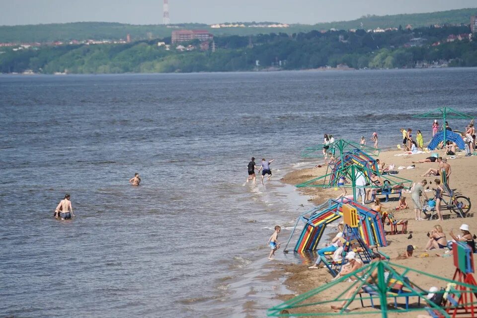 Вода в реке волга в самаре. Волга река Самара пляж. Самара пляжи на Волге. Волга купаться. Речной пляж.