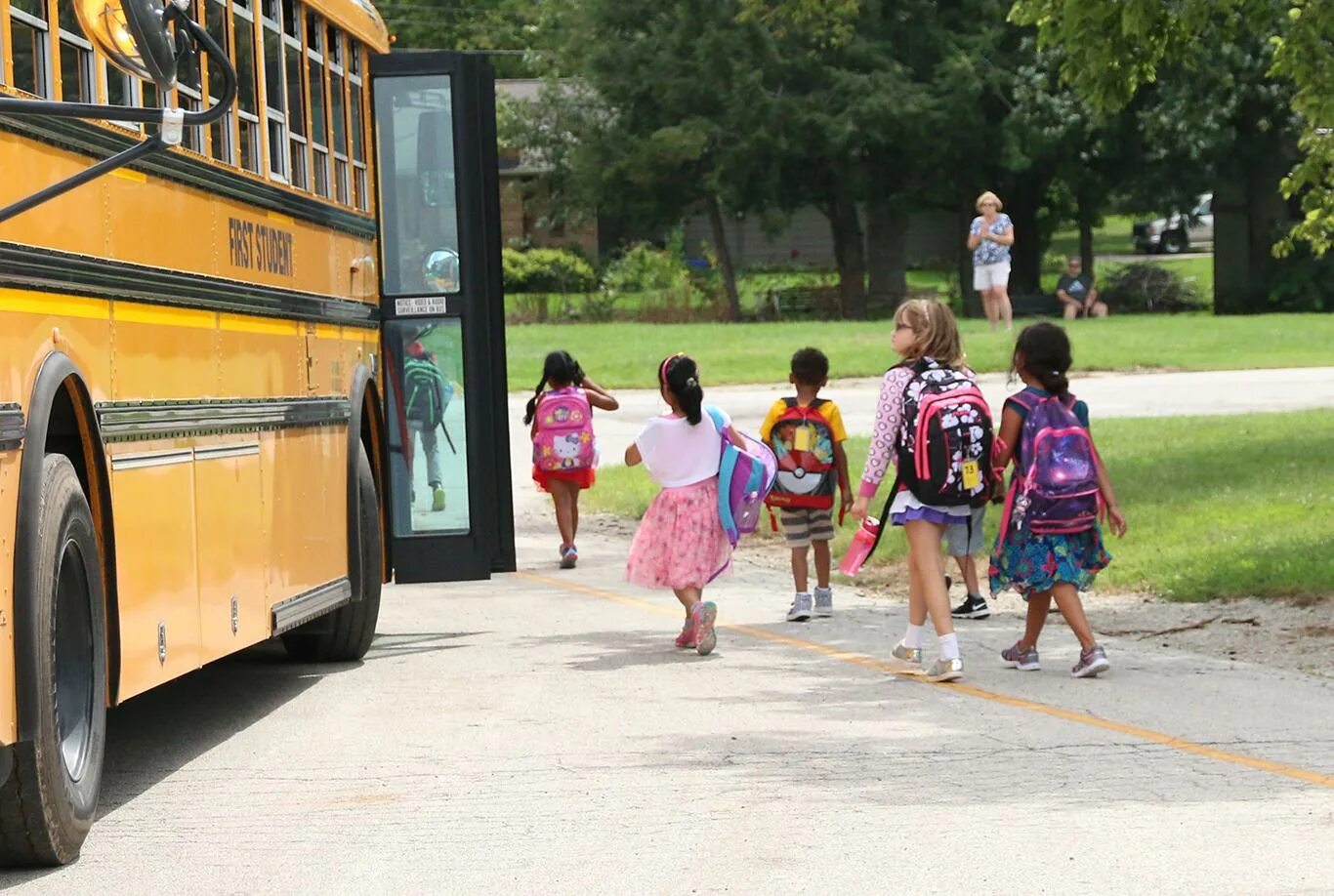 Автобусы дети новый. Школьный автобус по новому асфальту. Children go to School by Bus.