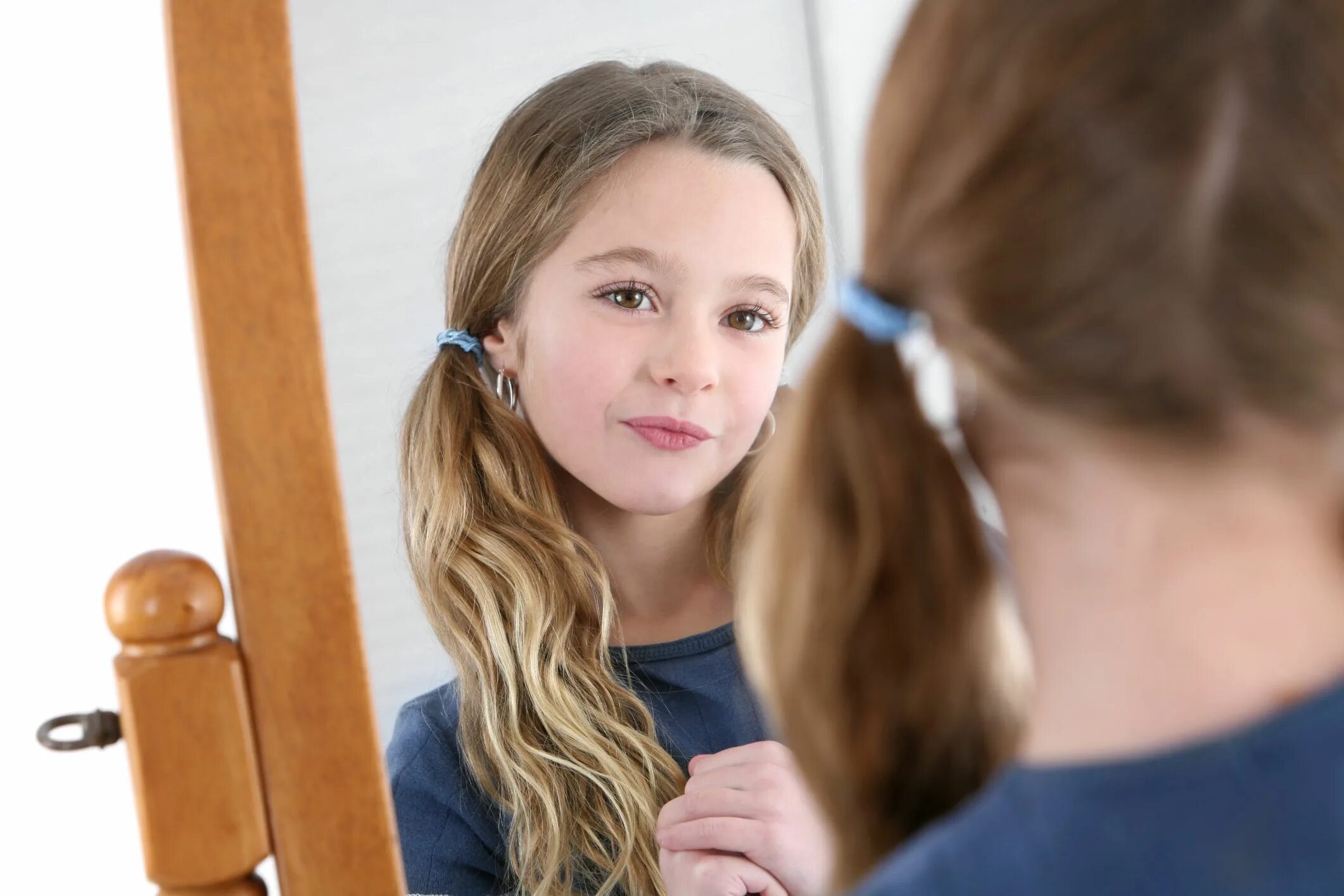 We look in the mirror. Отражение детям. ребенок отражение взрослого. kid looking in the mirror. child looking in mirror.
