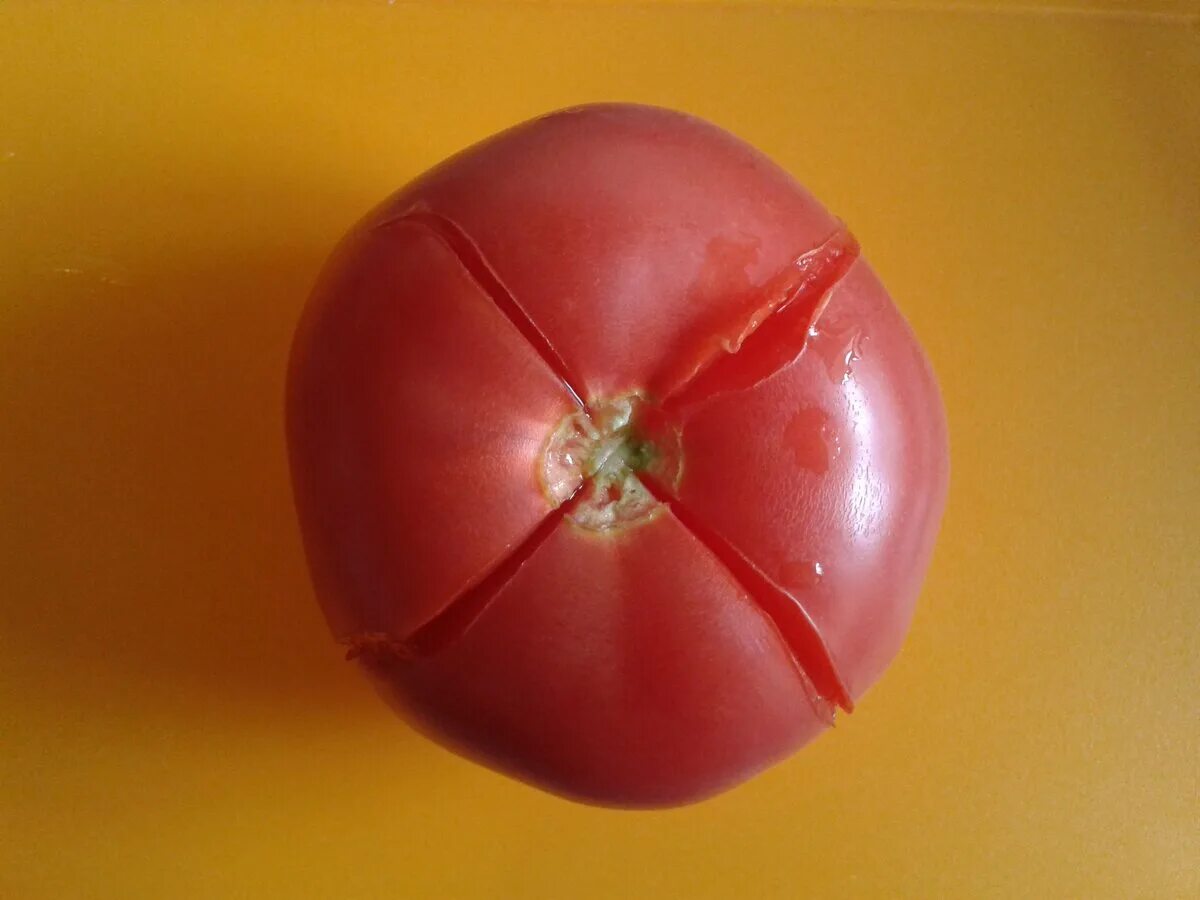 Как снять кожуру с помидора. Кожица помидора. Кожура от томат. Очищенные помидоры. Шкурка помидора.
