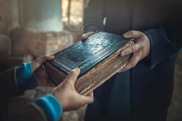 Другого им неведомо. Светильник под спудом Библия. Библии в Новгороде видео.
