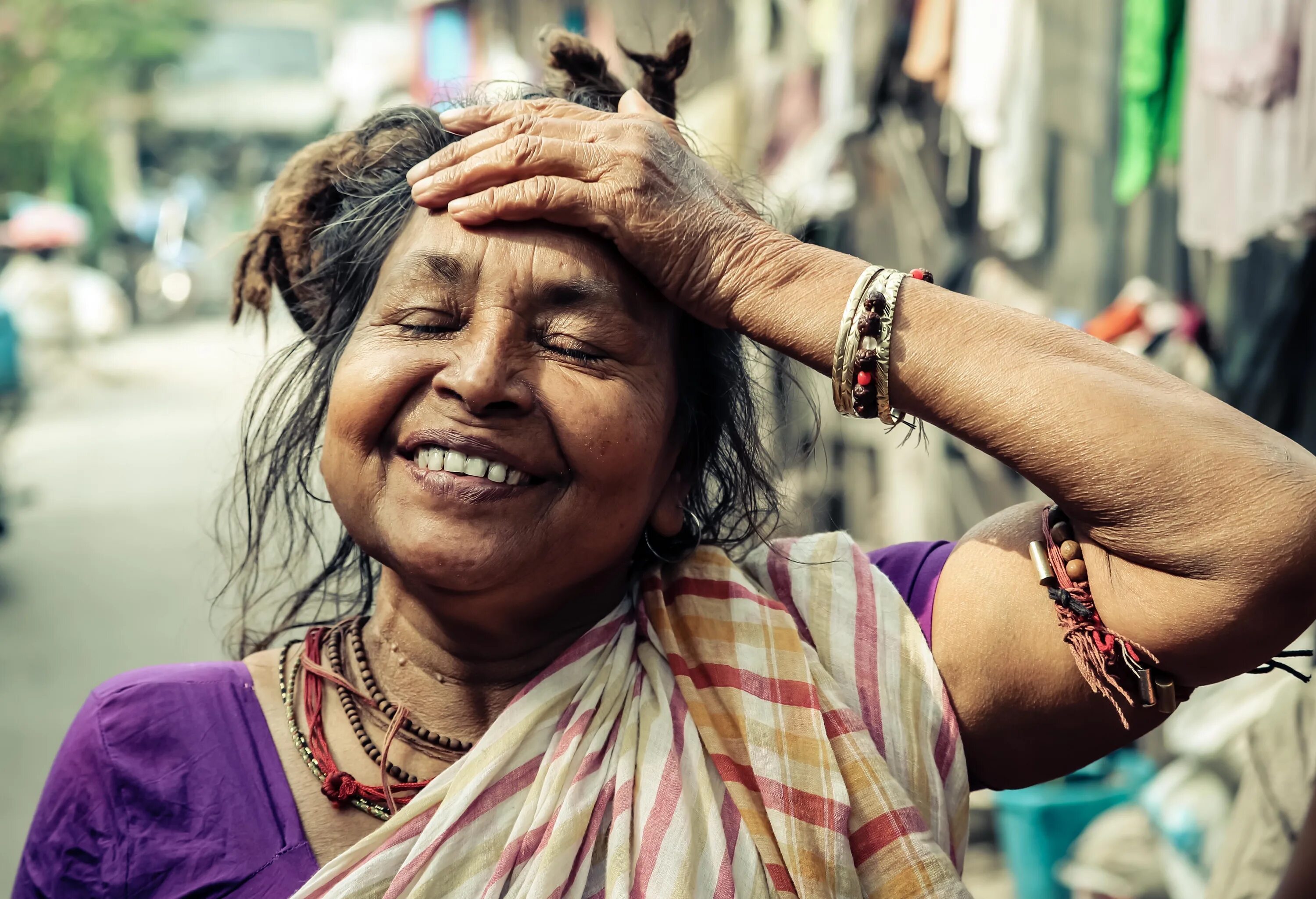 Буда возраст. Улыбка индуса. Индус улыбается. Женщина в возрасте Индия.