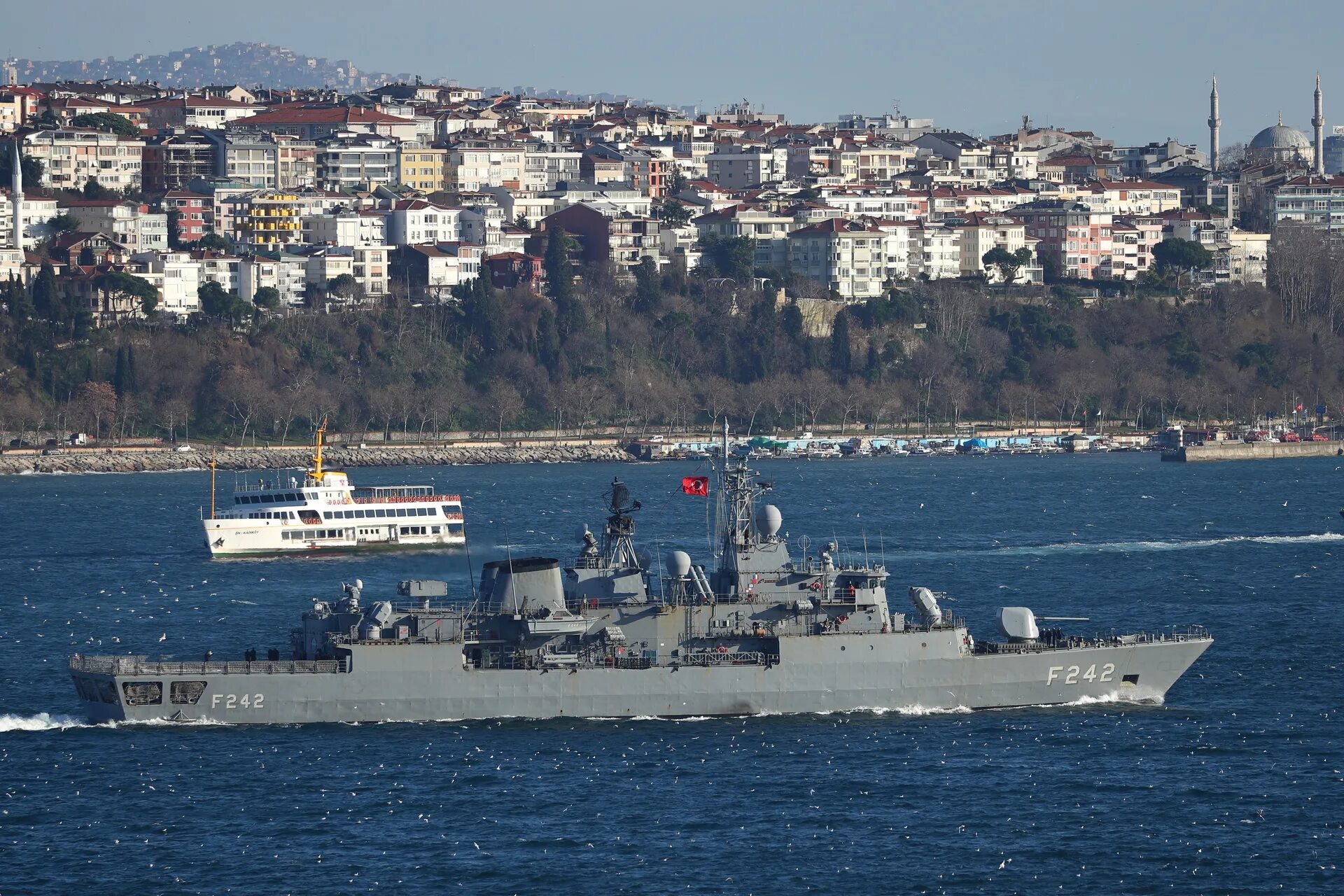 Корабль в проливе босфор. Вмс турции 2022. Meko a-200. Турецкие корабли. Турция корабль босфор.