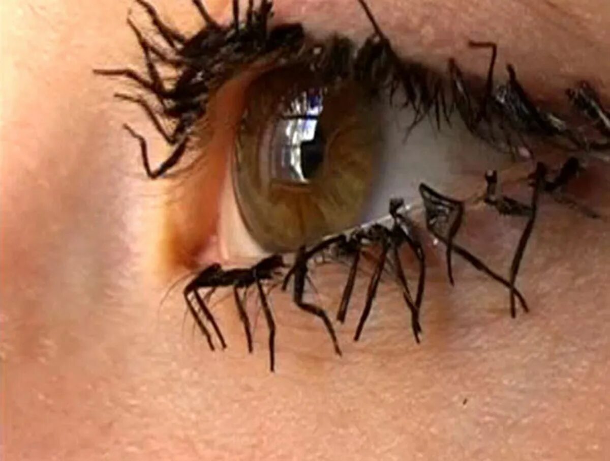 Поллинозный конъюнктивит. Черная тушь на глазах. Страшные ресницы. Девушка красит ресницы тушью. Ресницы накрашенные тушью.