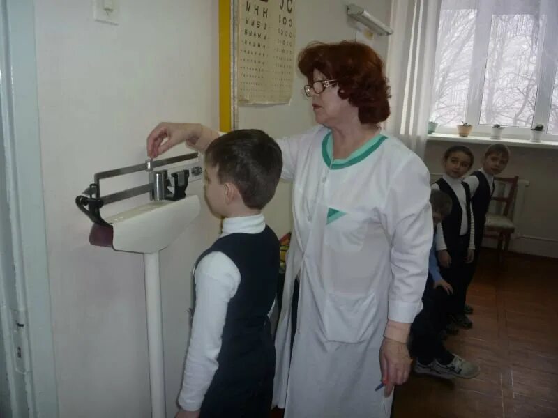 Осмотр в школе. Медосмотр в школе. диспансеризация в школе. медосмотр школьников в школе. детский медосмотр в школе.