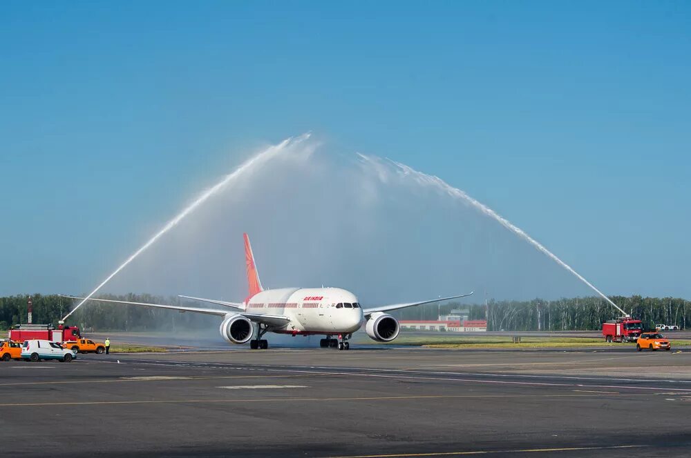 москва с самолета. шереметьево летают самолеты. карта полета шереметьево адана. боинг 747 airbridgecargo. самолет на аэродроме.
