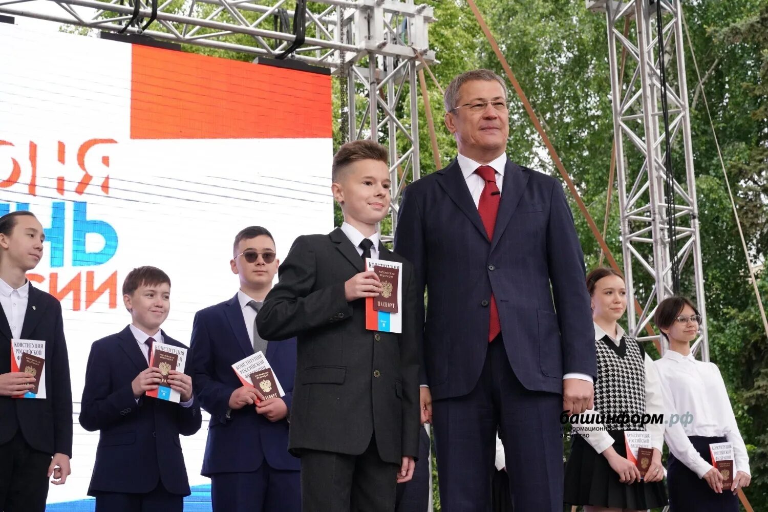 Хабиров вручил госнаграды. Директор фестиваля. Самый молодой город в России. Хабиров наградил семью.