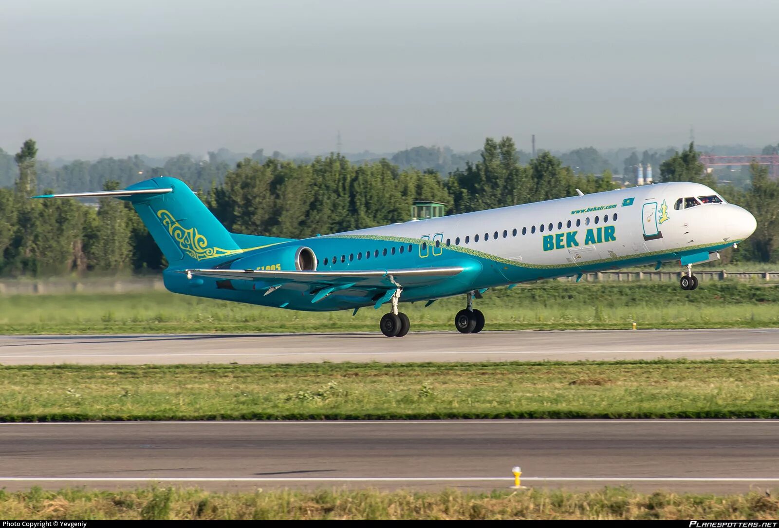 Купить самолет в казахстане. Фоккер 100. Fokker bek Air. Авиалайнер Fokker 100. Bek Air авиакомпании Казахстана.