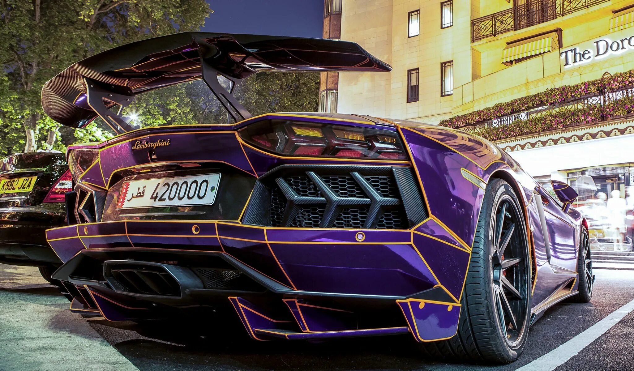 Lamborghini Aventador lp700-4 фиолетовый. Lamborghini Aventador lp700-4 Золотая. Ламборджини авентадор киберпанк. Скачай крутые машины на телефон