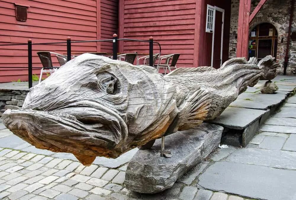 Рыба скульптура. Памятник рыбе нефтеюганск щука. Рыба скульптура. Авторская скульптура рыба. Скульптура вобла кормилица в астрахани.